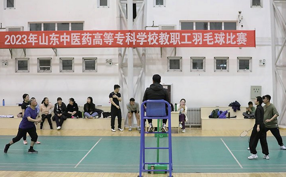学校举办首届教职工羽毛球团体赛